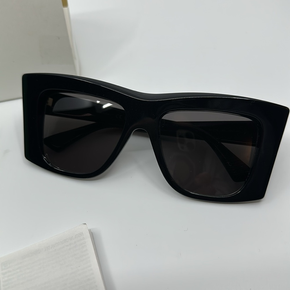 Bottega Veneta black visor sunglasses with case and cloth - Picture 4 of 16